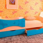 سرير الطفل مع الجانبين الدلفين