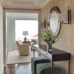 مرآة مستديرة على الحائط