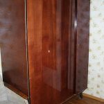 فيلم لاصق ذاتي على الخزانة