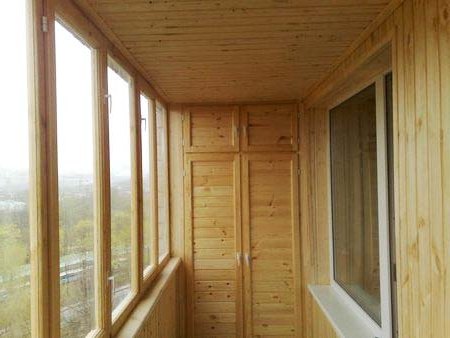 خزانة الملابس على الشرفة