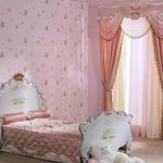 ستائر في الغرفة للبنات