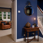 مرآة على الحائط الأزرق