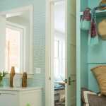 مرآة في مدخل الفيروز