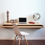 مكتب على الحائط