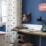 مكتب بجوار النافذة