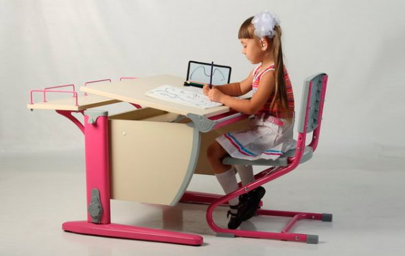 طاولة اطفال