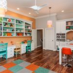 طاولة لأطفال المدارس في الغرفة