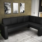 مطبخ مع أريكة سوداء