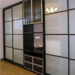 المدمج في خزانة في غرفة المعيشة