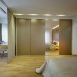 المدمج في خزانة في غرفة النوم