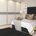 المدمج في خزانة في غرفة النوم الكبيرة