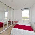 المدمج في خزانة الملابس