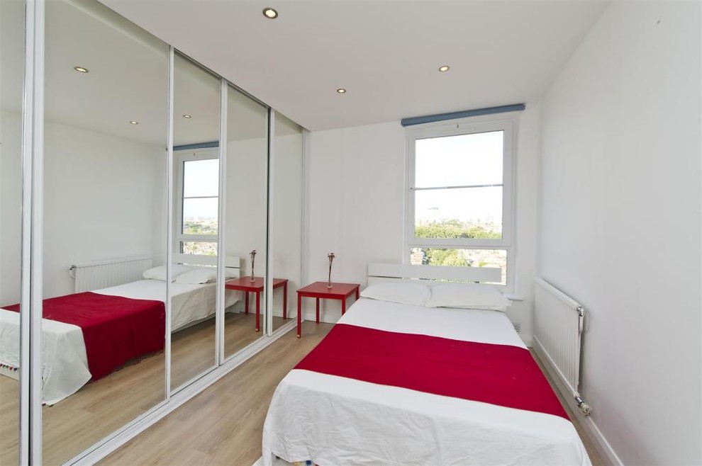 المدمج في خزانة الملابس