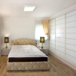 المدمج في خزانة على طول الجدار