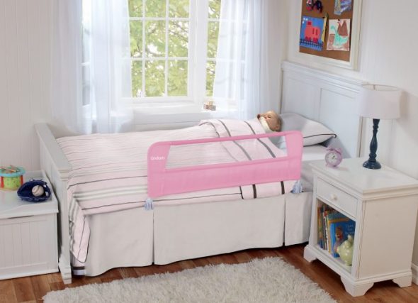 السرير مع الجانب