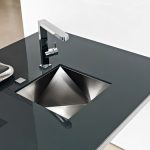 إصلاح بالوعة على الطاولة