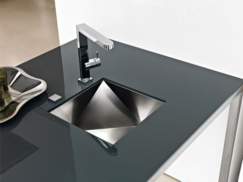 إصلاح بالوعة على الطاولة