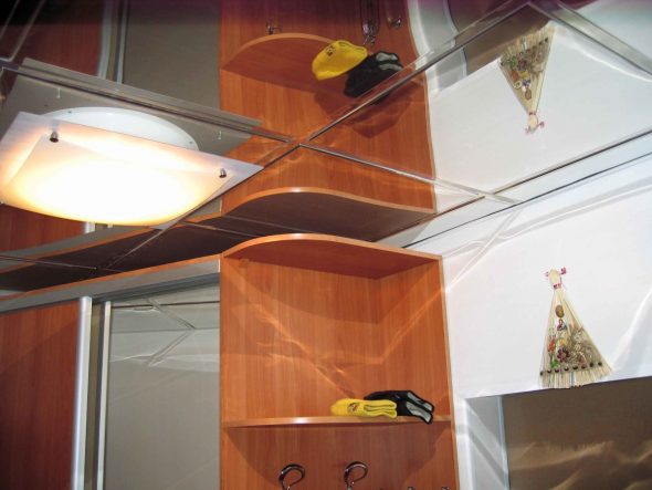 المرايا على السقف في الردهة