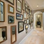 المرايا في الردهة