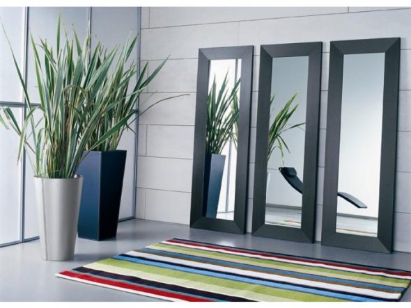 عدة مرايا في الردهة