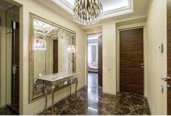 مرآة على الحائط