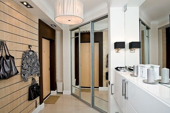 مرآة مقابل الباب