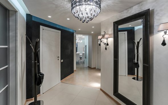 مرآة أمام باب المدخل