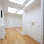 مرآة على الحائط في الرواق