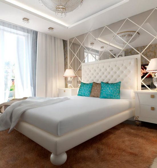 مرآة في رأس السرير