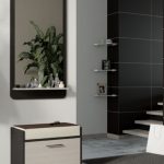 مرآة في جدار الردهة مع الرف