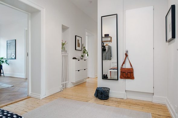 مرآة طويلة في الردهة