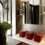 مرآة في الردهة على الحائط