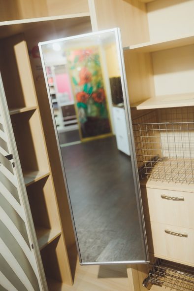 مرآة في خزانة