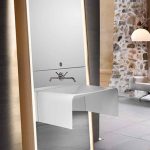 مرآة الحمام الطويل