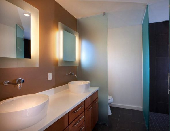 مرآة الحمام المسافة