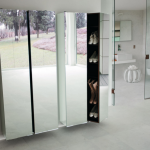 مرآة في الردهة على علب الأحذية