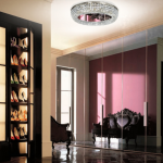 مرآة في الردهة على خزانة الملابس