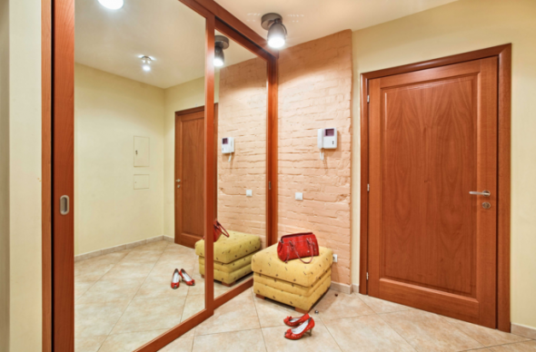 مرآة في الردهة على مقصورة خزانة