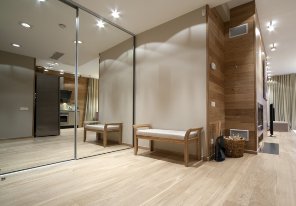 مرآة في خزانة الملابس