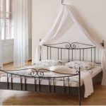 المظلة على السرير