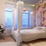 المظلة فوق سرير مراهق