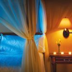 المظلة في غرفة النوم الصورة