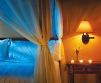 المظلة في غرفة النوم الصورة