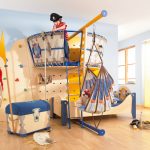 الجزء المركزي من غرفة الأطفال هو سرير ذو أربعة أعمدة ومنسوجات جميلة.