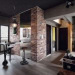 سقف أسود في غرفة المعيشة في المطبخ على الطراز الصناعي