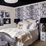 يتطابق السقف الأسود تمامًا مع النمط الأسود والأبيض على الجدران.