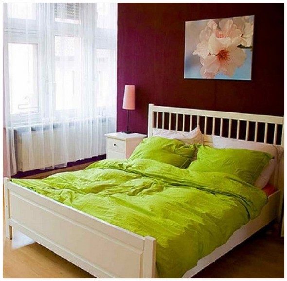 موضوع زهرة على رأس السرير