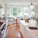 تصميم مطبخ كبير مع أريكة