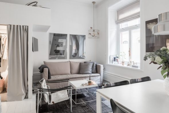 تصميم المطبخ مع أريكة وتلفزيون