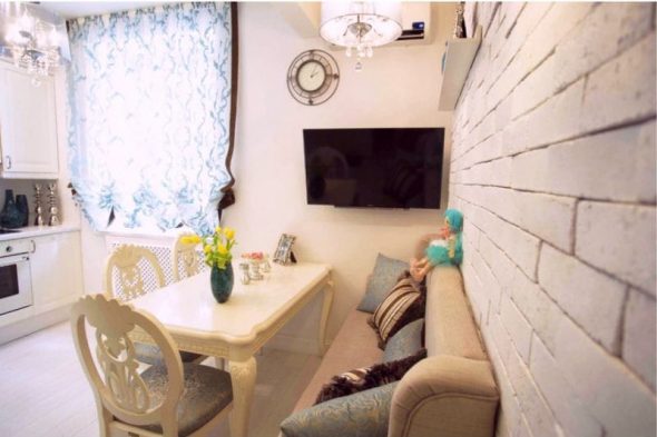 تصميم المطبخ مع أريكة - الترتيب الموازي لمناطق العمل وتناول الطعام